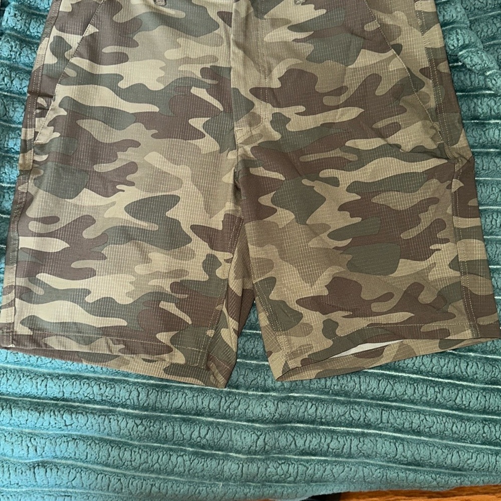 Mens 8” Camo Hybrid Shorts
